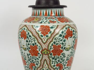 Vase balustre en porcelaine et émaux de style famille verte, à décor d