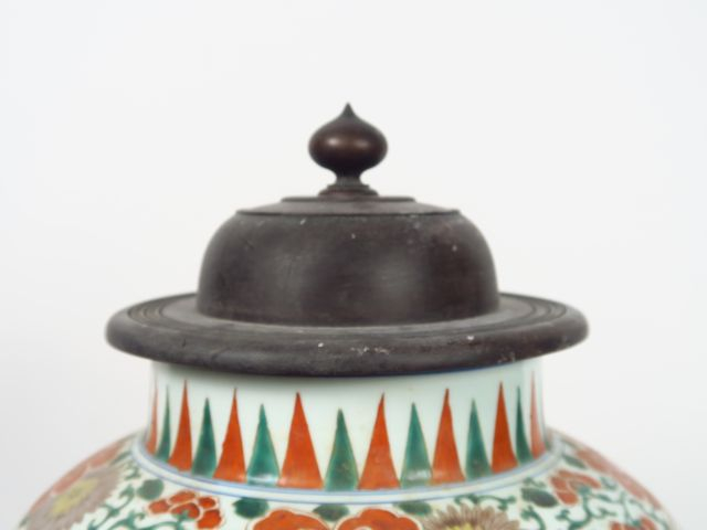 Vase balustre en porcelaine et émaux de style famille verte, à décor d