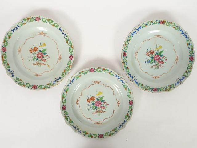 Suite de trois assiettes en porcelaine et émaux de la famille rose, dé
