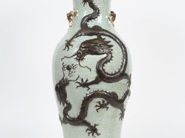 Grand vase de forme balustre en porcelaine craquelée céladon, à décor 