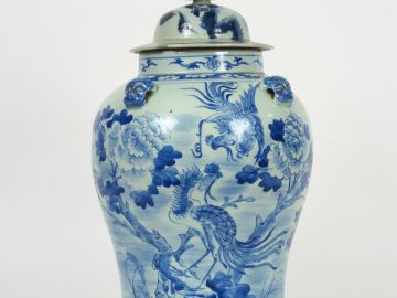 Potiche balustre couverte, décor d'un couple d'oiseaux Fohang évoluant