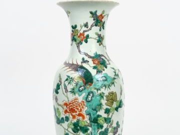Vase balustre en porcelaine et émaux dans le style de la famille verte