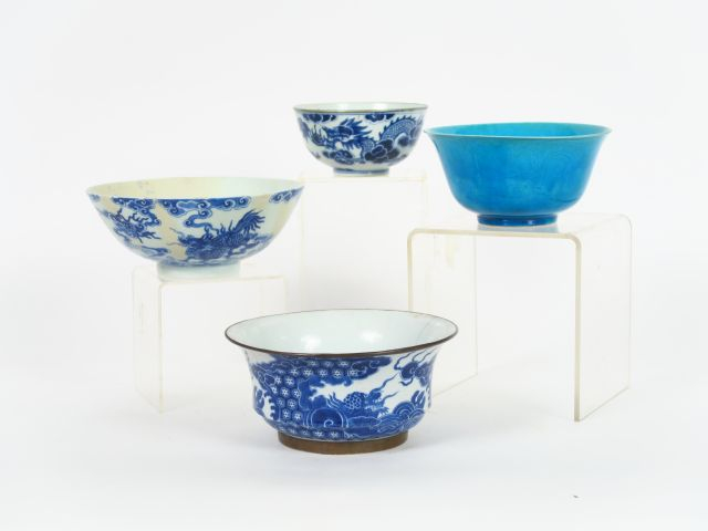 Lot de trois coupes en porcelaine de Hue, décor de dragons.  On y join