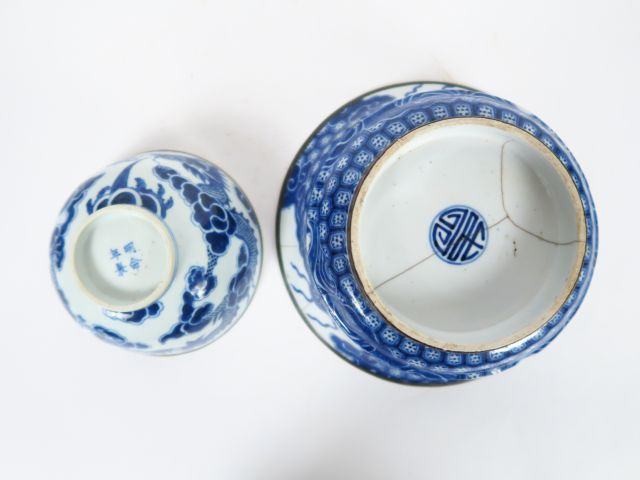 Lot de trois coupes en porcelaine de Hue, décor de dragons.  On y join