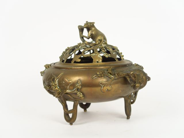 Brûle-parfum tripode en cuivre, orné d'anses en forme de cèpes et feui