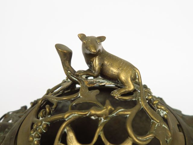 Brûle-parfum tripode en cuivre, orné d'anses en forme de cèpes et feui