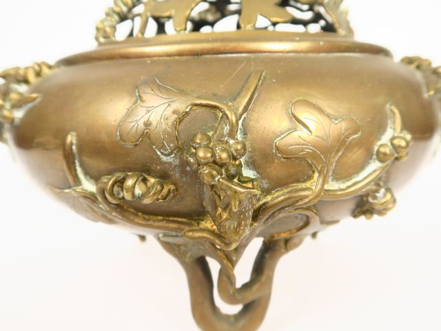 Brûle-parfum tripode en cuivre, orné d'anses en forme de cèpes et feui