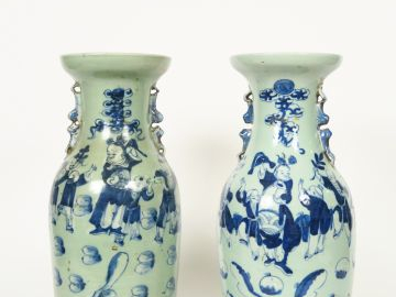 Deux vases balustre en porcelaine céladon et bleue, décor de scènes d'