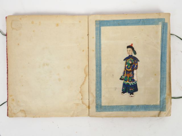 Album de 12 gouaches de Canton sur papier de riz, représentant différe