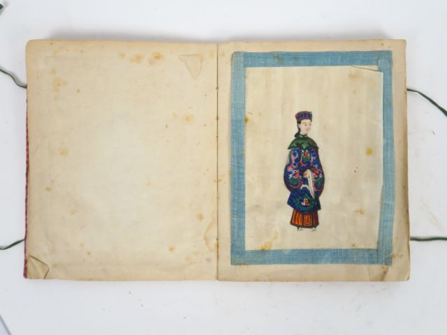 Album de 12 gouaches de Canton sur papier de riz, représentant différe