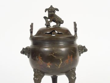 Brûle-parfum tripode en cuivre, à décor incrusté et niellé de paysages