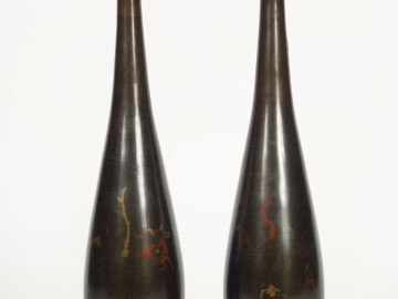 Paire de vases piriforme en bronze, décor incrusté et niellé de joutes