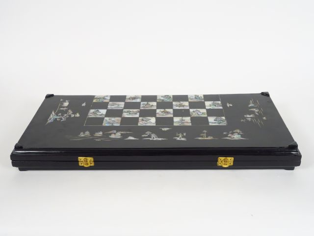 Coffret à jeux en bois laqué et nacre contenant damier, jeu d'échec et