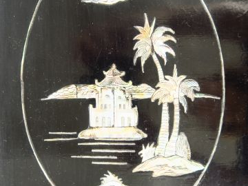 Coffret à jeux en bois laqué et nacre contenant damier, jeu d'échec et