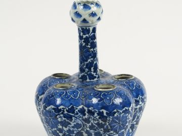 Bouquetière blanche décor bleu sous couverte de fleurs et rinceaux feu