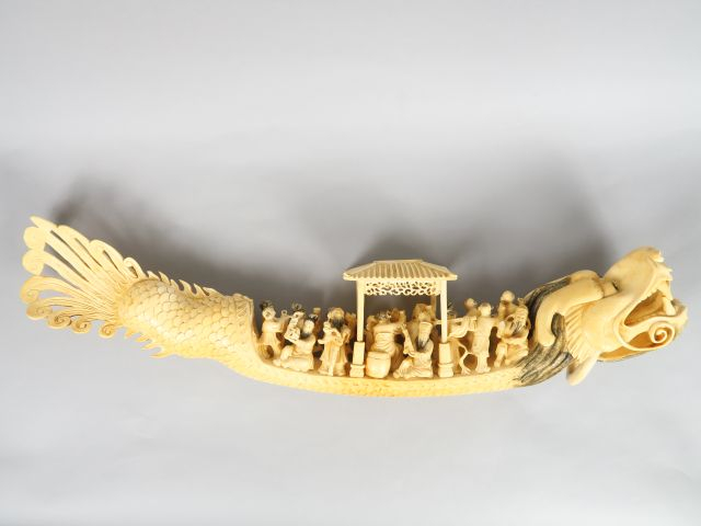 Groupe en ivoire représentant le festin des immortels sur une jonque à