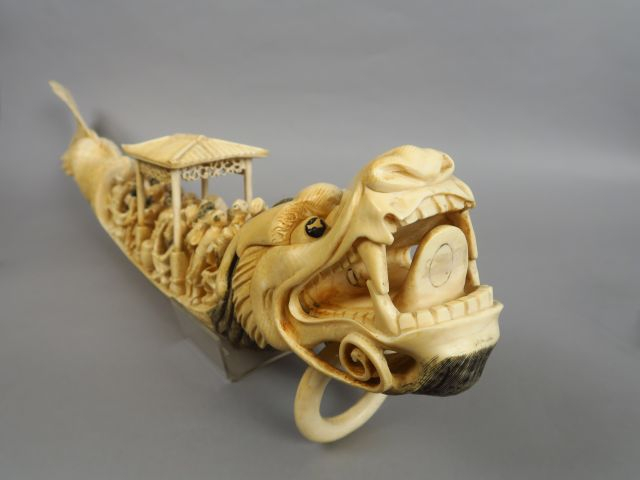 Groupe en ivoire représentant le festin des immortels sur une jonque à