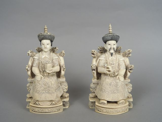 Deux statuettes en ivoire représentant un couple impérial assis sur le