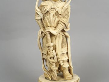 Importante statue en ivoire représentant un guerrier en armure, debout