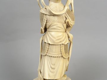 Importante statue en ivoire représentant un guerrier en armure, debout