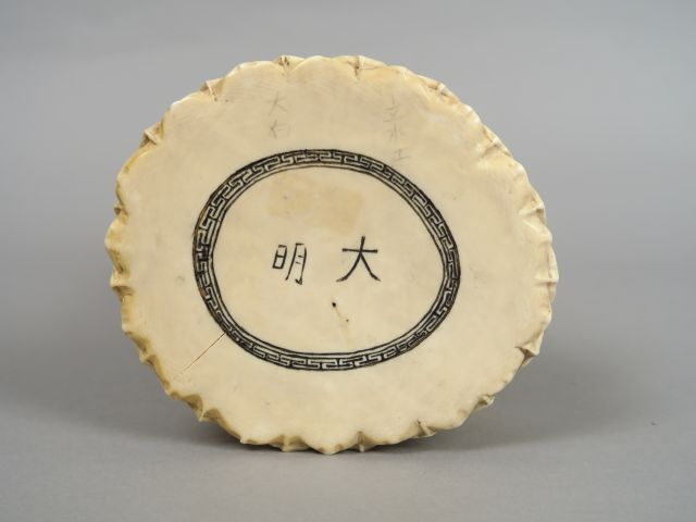 Importante statue en ivoire représentant un guerrier en armure, debout