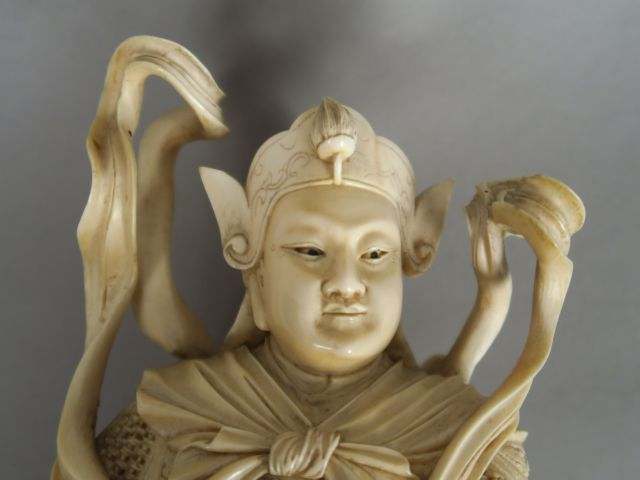 Importante statue en ivoire représentant un guerrier en armure, debout