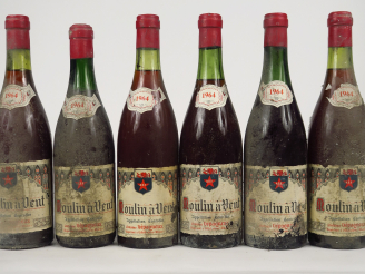Vente aux enchères 6 BOUTEILLES MOULIN A VENT A. DEPAGNEUX - 1964 - 3 à 3 CM/2 à 4 CM/1 à