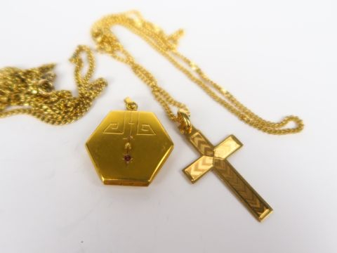 Lot d'or comprenant une chaine, un médaillon porte-photo et une croix.