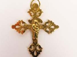 Croix pendentif en or jaune ciselé et orné au verso d’une Vierge à l’E