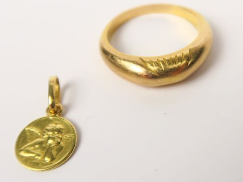 Bague en or jaune ciselée. On y joint une petite médaille en or jaune 
