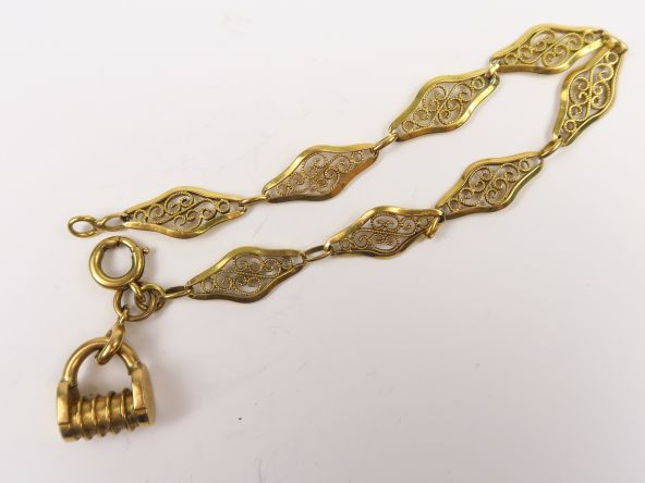 Bracelet, maille ajourée, et pendeloque en forme de cadenas. Poids : 8
