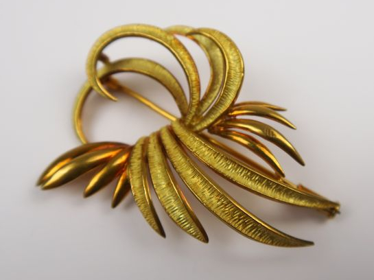 Broche en or en forme de branchage stylisé. Poids : 10,4 g