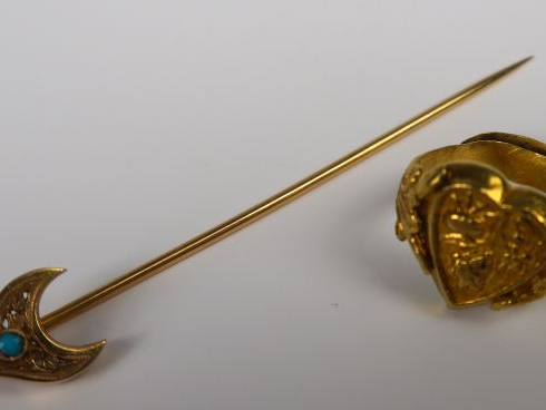 Epingle de cravate en or et turquoise, bague en or en forme de cœur. P