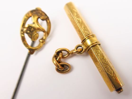 Partie de giletière (11 g) et épingle de cravate partiellement en or. 