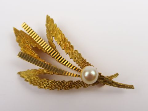 Broche en or en forme de branchage, ornée d'une perle de culture. Poid