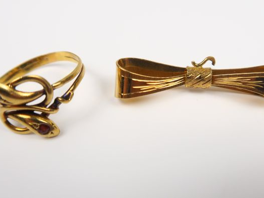 Bague en forme de serpent, sertie de deux petites pierres de couleur. 