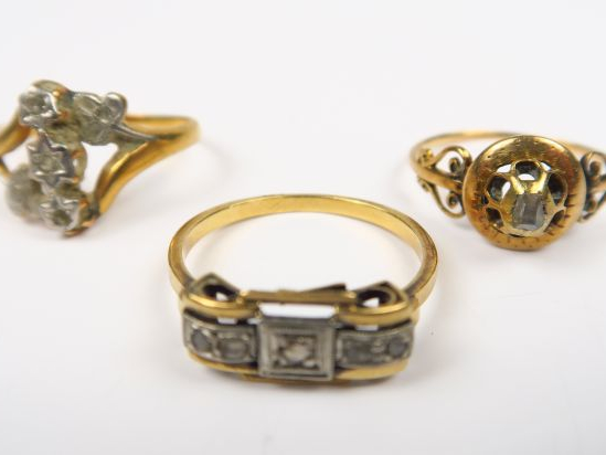 Ensemble de trois bagues ornées de roses, montures en or. Poids tel : 