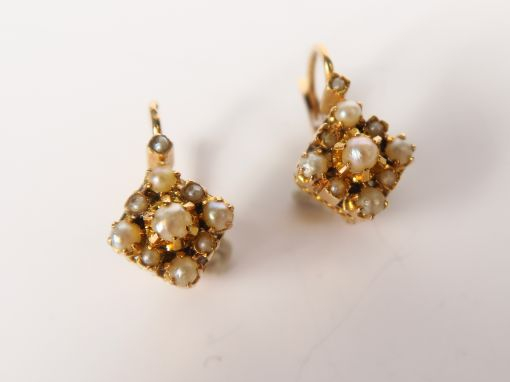 Paire de dormeuses de forme losangique ornées de petites perles. Poids