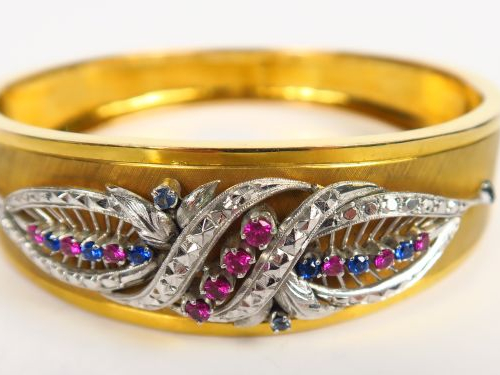 Bracelet jonc en or jaune et or blanc, orné d'émeraudes et de saphirs.