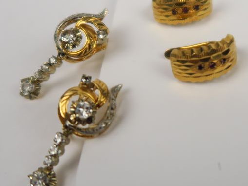 Paire de boucles d'oreilles ornées de pierres rouges, et paire de pend