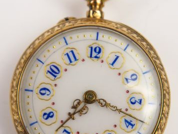 Montre de col en or, le couvercle émaillé bleu à décor de fleurs, reha