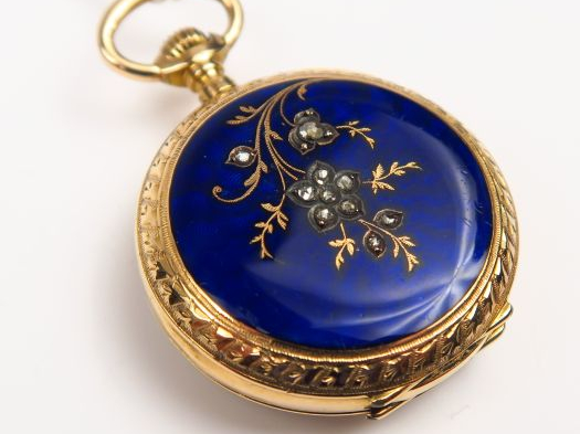 Montre de col en or, le couvercle émaillé bleu à décor de fleurs, reha