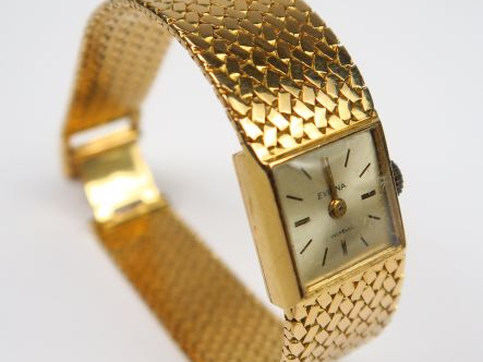 Montre de dame, cadran et bracelet en or. Poids tel : 51,5 g