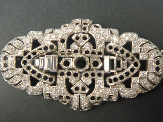 Broche en or blanc et platine, sertie de diamants ronds et diamants ba
