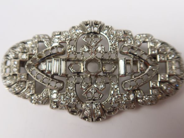 Broche en or blanc et platine, sertie de diamants ronds et diamants ba