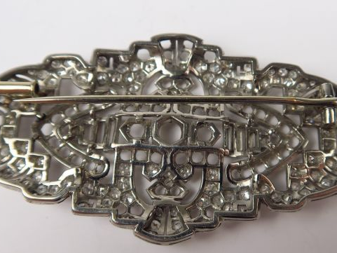 Broche en or blanc et platine, sertie de diamants ronds et diamants ba