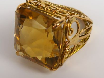 Bague en or ornée d'une citrine. Belle monture ajourée. Poids tel : 13