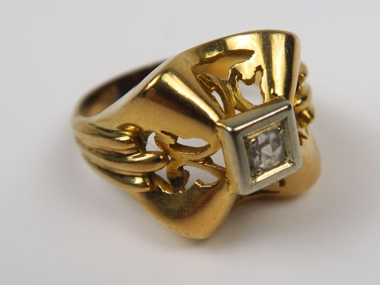 Bague sertie d'un diamant taillé en rose, belle monture en or ajouré. 