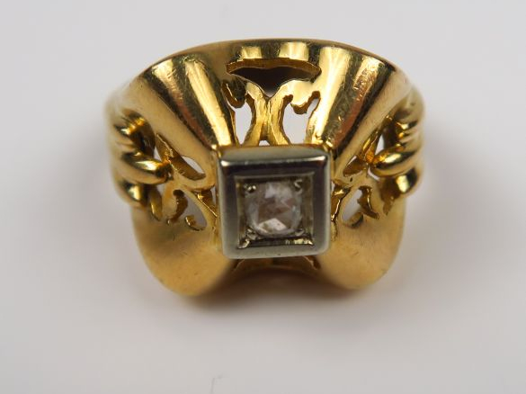 Bague sertie d'un diamant taillé en rose, belle monture en or ajouré. 