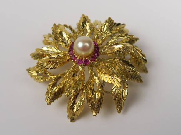 Belle broche en forme de fleurs, ornée en son centre d'une perle de cu
